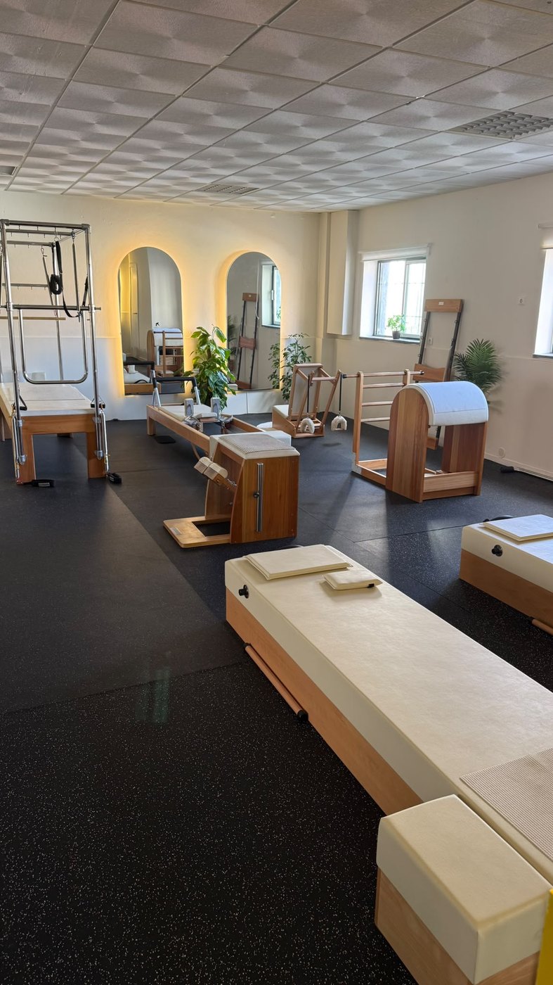 Sala do estúdio com Cadillac, Reformer, Wunda Chair e Ladder Barrel